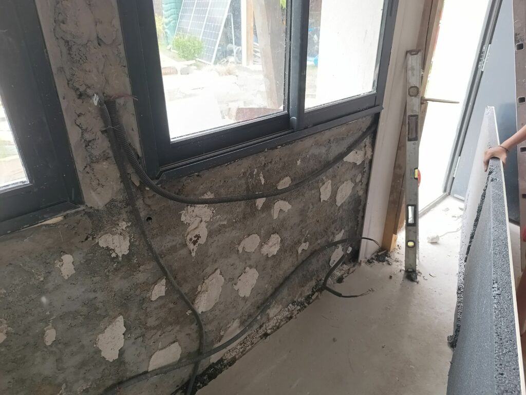 Pose d’un doublage isolant lors d’un chantier de rénovation
